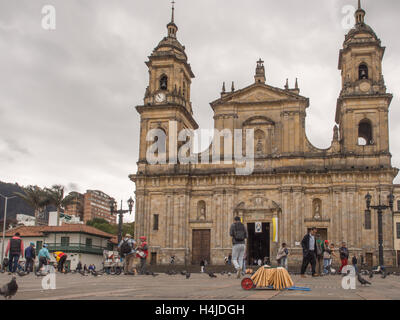 Bogota, Kolumbien - 30. April 2016: Tauben und Touristen auf Bolivar-Platz in Bogota Stockfoto