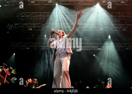 BARCELONA - 30 Mai: Foxygen (Band) führt auf Primavera Sound Festival 2015 am 30. Mai 2015 in Barcelona, Spanien. Stockfoto