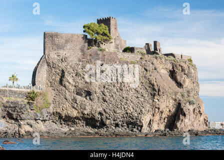 Die normannische Burg Acicastello in Sizilien Stockfoto