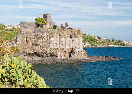 Acicastello normannischen Burg, in der Nähe von Catania, erbaut auf einem Lava Felsen am Meer Stockfoto