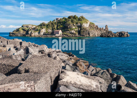 Die Insel Lachea in der Küste der "Riviera dei Ciclopi", in der Nähe von Catania Stockfoto