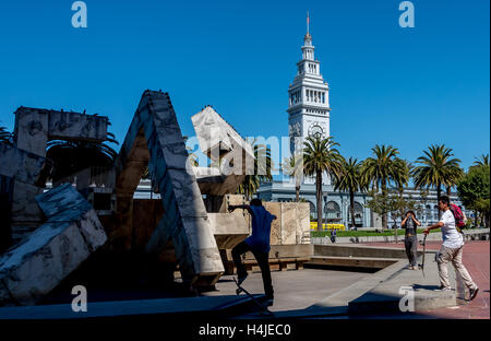 Skateboarder an Vaillancourt Fountain Justin Herman Plaza am Embarcadero mit San Francisco Ferry Building im Hintergrund Stockfoto