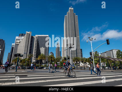 San Franciscos Embarcadero Straßenszene am Zebrastreifen, Fußgänger und Radfahrer Innenstadt Bankenviertel an sonnigen Tag. Stockfoto