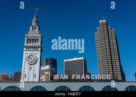 Anreise mit der Fähre in San Francisco Ferry Terminal mit Uhrturm, Embarcadero, San Francisco Zeichen, blauer Himmel, Flagge Gebäude. Stockfoto