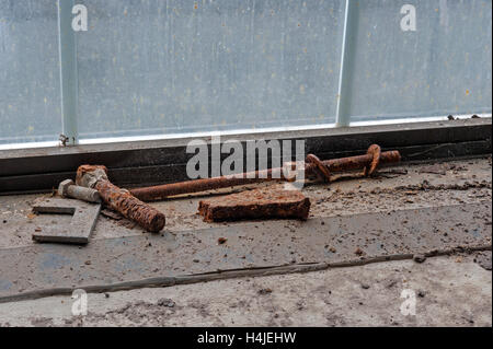 Rostige Objekte auf schmutzigen Fensterbank Stockfoto