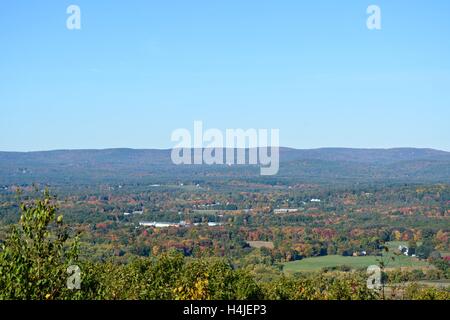 Ein Blick auf Mt. Tom in der Mt. Tom Reservierung/Staatspark des Bereichs Holyoke in Holyoke, Massachusetts. Stockfoto