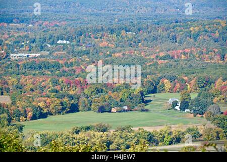 Ein Blick auf Mt. Tom in der Mt. Tom Reservierung/Staatspark des Bereichs Holyoke in Holyoke, Massachusetts. Stockfoto