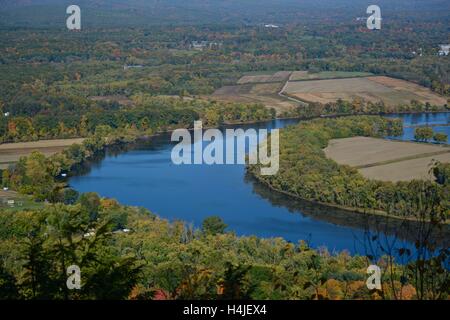 Der Connecticut River in Western New England, gesehen vom Mt. Tom Reservierung und Park in Holyoke, Massachusetts. Stockfoto