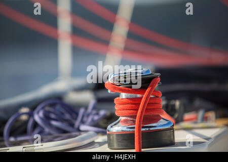 Segelboot-Winde und Seil-Yacht-Detail. Segeln auf dem Meer. Stockfoto