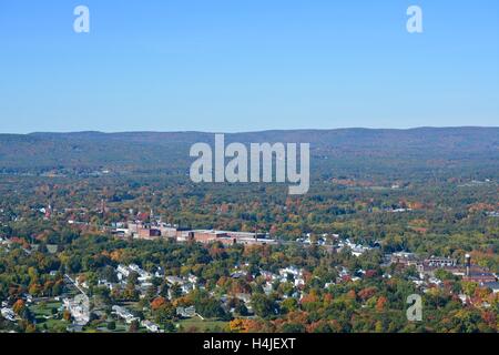 Ein Blick auf Easthampton Massachusetts aus Mt. Tom in Holyoke, Massachusetts. Stockfoto