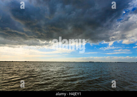 Sonnenuntergang über dem Wasser von "Delta del Po", Landschaft Italiens. Wasser und Himmel Stockfoto