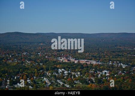 Ein Blick auf Easthampton Massachusetts aus Mt. Tom in Holyoke, Massachusetts. Stockfoto