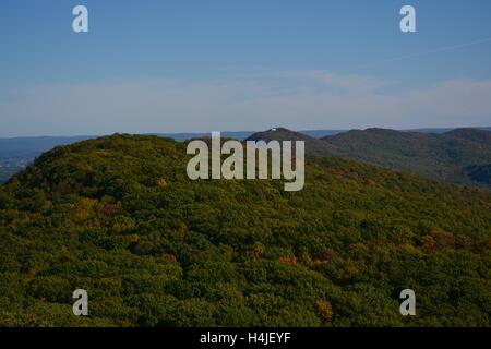 Ein Blick auf Mt. Tom in der Mt. Tom Reservierung/Staatspark des Bereichs Holyoke in Holyoke, Massachusetts. Stockfoto