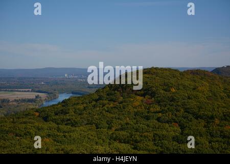 Ein Blick auf Mt. Tom in der Mt. Tom Reservierung/Staatspark des Bereichs Holyoke in Holyoke, Massachusetts. Stockfoto