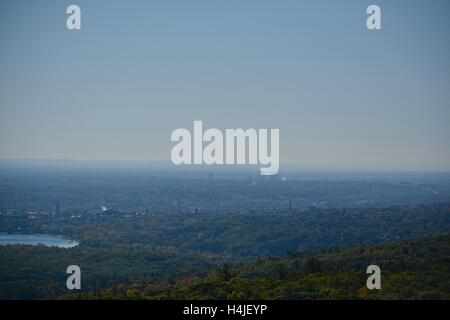 Ein Blick auf Mt. Tom in der Mt. Tom Reservierung/Staatspark des Bereichs Holyoke in Holyoke, Massachusetts. Stockfoto