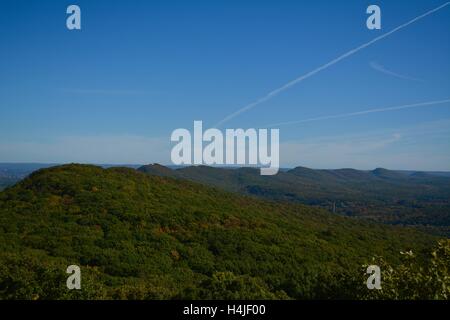 Ein Blick auf Mt. Tom in der Mt. Tom Reservierung/Staatspark des Bereichs Holyoke in Holyoke, Massachusetts. Stockfoto