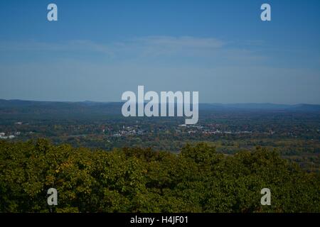 Ein Blick auf Mt. Tom in der Mt. Tom Reservierung/Staatspark des Bereichs Holyoke in Holyoke, Massachusetts. Stockfoto