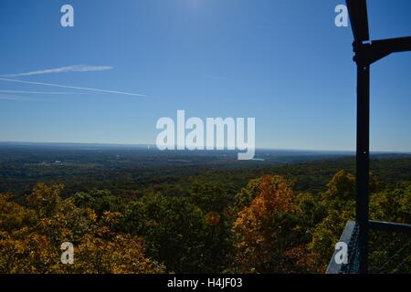 Ein Blick auf Mt. Tom in der Mt. Tom Reservierung/Staatspark des Bereichs Holyoke in Holyoke, Massachusetts. Stockfoto