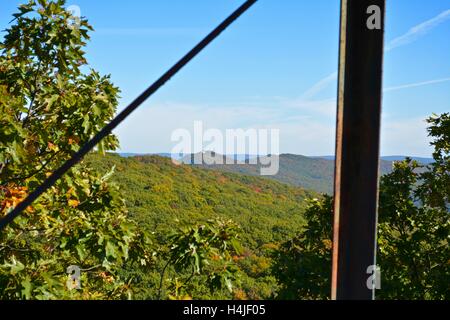 Ein Blick auf Mt. Tom in der Mt. Tom Reservierung/Staatspark des Bereichs Holyoke in Holyoke, Massachusetts. Stockfoto