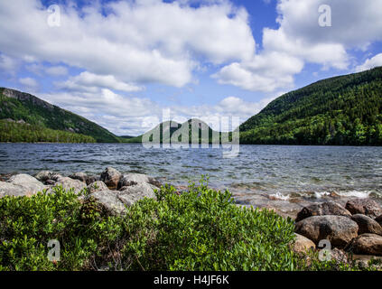 Jordan Pond mit Blick auf die Bubbles im Acadia National Park, Maine, landschaftlich reizvolle USA Neu-England ländliche Küste von Maine USA Stockfoto