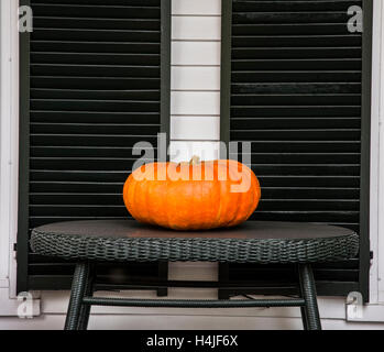 Kürbis auf einer Veranda in Woodstock, Vermont, Neuengland, produzieren ausgeschnittene Halloween Kürbisse Display America, Außenhausdekoration VT Stockfoto