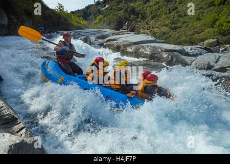 Floß auf Stromschnellen, die aus Oxenbridge Tunnel, Shotover River, Queenstown, Otago, Südinsel, Neuseeland Stockfoto