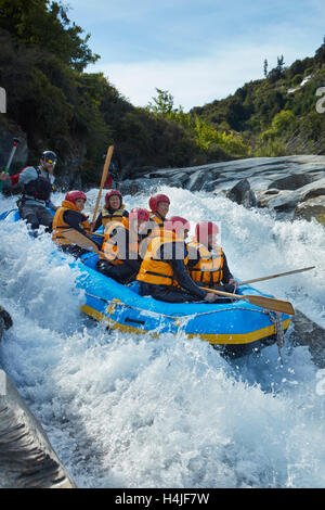 Floß auf Stromschnellen, die aus Oxenbridge Tunnel, Shotover River, Queenstown, Otago, Südinsel, Neuseeland Stockfoto