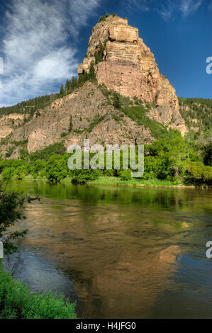 Eine unbenannte Vorgebirge auf der Südseite des Colorado River in Glenwood Canyon in der Nähe von Hanging Lake. Stockfoto