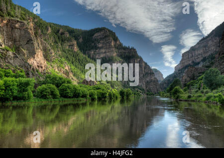 Der Colorado River fließt durch den Glenwood Canyon in der Nähe von Hanging Lake in den Rocky Mountains in Colorado Stockfoto