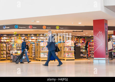 Menschen und Duty-Free Buchhandlung in Melbourne Airport Stockfoto