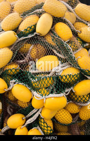 Fischernetze und gelbe Korken schafft eine schöne Textur. Stockfoto