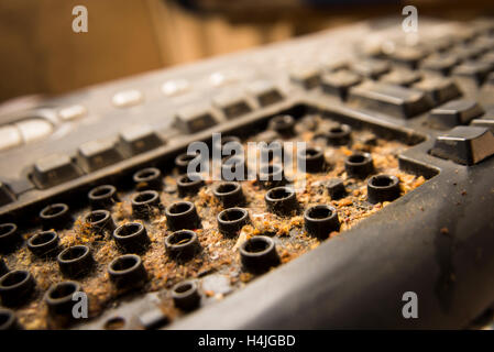 Schmutzige Computertastatur. Schmutz angesammelt etwa 10 Jahre. Stockfoto