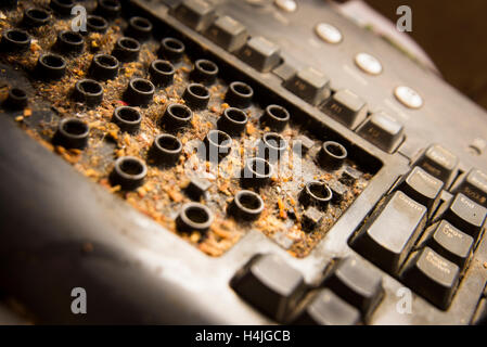 Schmutzige Computertastatur. Schmutz angesammelt etwa 10 Jahre. Stockfoto