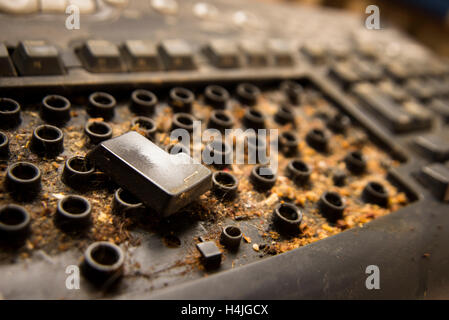 Schmutzige Computertastatur. Schmutz angesammelt etwa 10 Jahre. Geben Sie Schlüssel ist Alon auf die Eyboard. Stockfoto