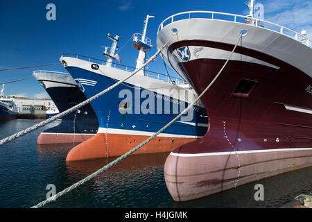 Hafen mit bunten Trawler dockside und Festmacher von Kai auf Schiffe Stockfoto