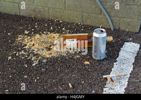 Stapel von Erbrochenem auf dem Parkplatz Stock mit Können, Flasche und Zigarettenkippen Stockfoto