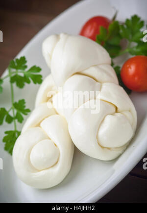 Braid Büffel Mozzarella Closeup mit Tomaten Stockfoto