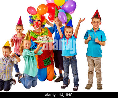 Clown mit Gruppe Kinder Geburtstag Kuchen festhalten. Stockfoto