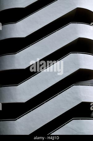 Aussentreppe auf der Seite von einem Parkhaus in der Innenstadt von Singapur mit starken diagonalen Linien und Muster Stockfoto