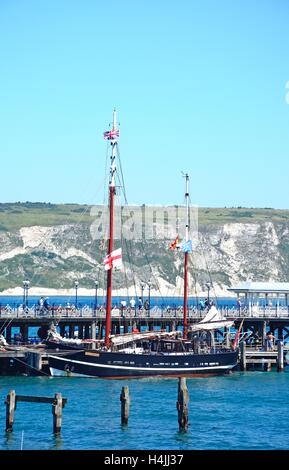 Die Moonfleet Mottenhalle vertäut neben den viktorianischen Pier, Swanage, Dorset, England, Vereinigtes Königreich, West-Europa. Stockfoto