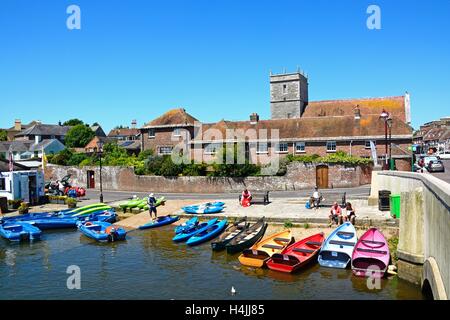 Boote und Kanus vertäut am Ufer des Flusses, Wareham, Dorset, England, Vereinigtes Königreich, West-Europa. Stockfoto