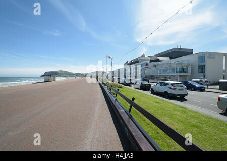 Llandudno Promenade mit Venue Cymru nach rechts auf die Küste von Nordwales Stockfoto