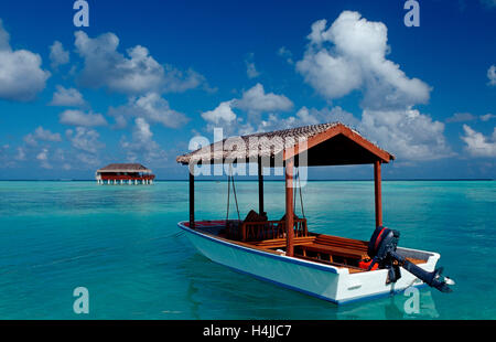 Einsamen Honeymoon Wasser Bungalow und Boot, Indischer Ozean, Malediven Stockfoto