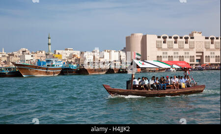 Geladen Passagier Fähre durchLa Dubai Creek, Dubai, Vereinigte Arabische Emirate, Naher Osten Stockfoto