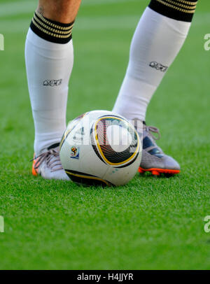 Fußballer-Beine mit Socken DFB und Adidas WM-Ball Jabulani Stockfoto