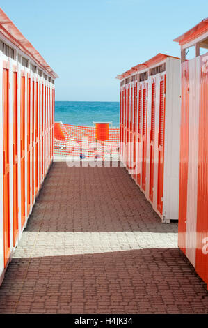 Strand zu vergießen, Baden Hütten, Albenga, Riviera, Ligurien, Italien, Europa Stockfoto