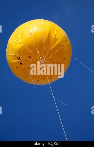 Gelber Ballon, Schachtzeichen, Mine Welle Zeichen, Ruhr 2010, Kunst-Installation auf dem Gelände der ehemaligen Zeche Friederica Stockfoto