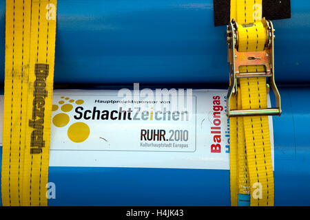 Flaschen gefüllt mit Heliumgas-Ballons schweben auf einem Anhänger, Schachtzeichen, Minenschacht Schilder, Ruhr 2010, Kunst-installation Stockfoto