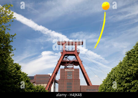 Gelber Ballon, Schachtzeichen, Mine Welle Zeichen, Ruhr 2010, Kunstinstallation, Schachtturm Grube XII, Zeche Zollverein Stockfoto