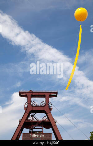 Gelber Ballon, Schachtzeichen, Mine Welle Zeichen, Ruhr 2010, Kunstinstallation, Schachtturm Grube XII, Zeche Zollverein Stockfoto